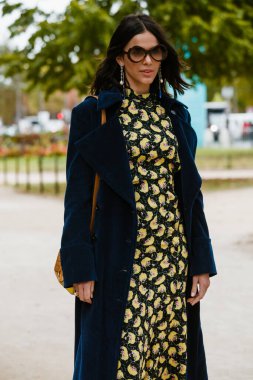 PARIS, FRANCE - 26 Eylül 2019: Aktris Bruna Marquezini, CHLOE defilesinden önce Paris Moda Haftası / Yaz 2020.