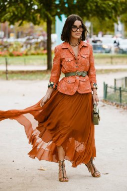PARIS, FRANCE - 26 EYLÜL 2019: Paris Moda Haftası / Yaz 2020 'de CHLOE defilesinden önce Camila Coehlo.