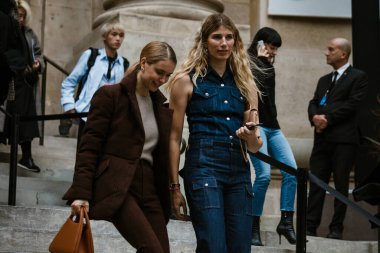 PARIS, FRANCE - 26 EPTEMBER 2019: Pernille Teisbaek (L) ve Veronika Heilbrunner (R), CHLOE defilesi öncesinde Paris Moda Haftası / Yaz 2020.