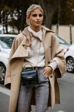 PARIS, FRANCE - 26 EYLÜL 2019: Caroline Daur Paris Moda Haftası / Yaz 2020 'de CHLOE defilesinden önce.