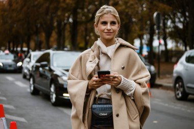 PARIS, FRANCE - 26 EYLÜL 2019: Caroline Daur Paris Moda Haftası / Yaz 2020 'de CHLOE defilesinden önce.