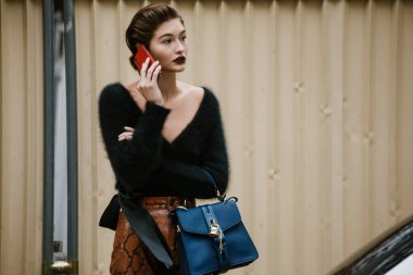 PARIS, FRANCE - 26 EYLÜL 2019: Paris Moda Haftası / Yaz 2020 'de CHLOE defilesinden önce Grace Elizabeth modelliği.