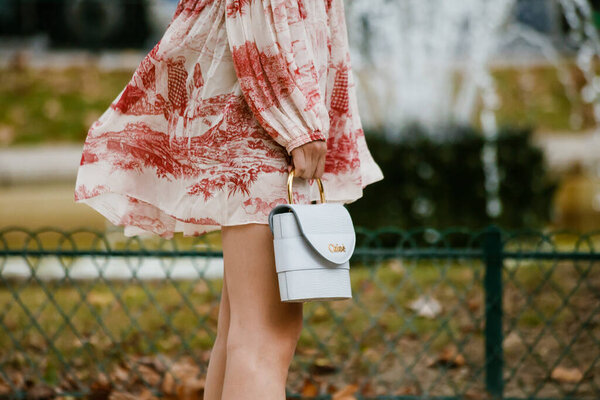 ПАРИЖ, ФРАНЦИЯ - 26 СЕНТЯБРЯ 2019 г.: Детали моды перед показом мод CHLOE на Неделе моды в Париже Весна / Лето 2020
.