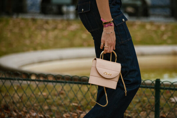 ПАРИЖ, ФРАНЦИЯ - 26 СЕНТЯБРЯ 2019 г.: Детали моды перед показом мод CHLOE на Неделе моды в Париже Весна / Лето 2020
.