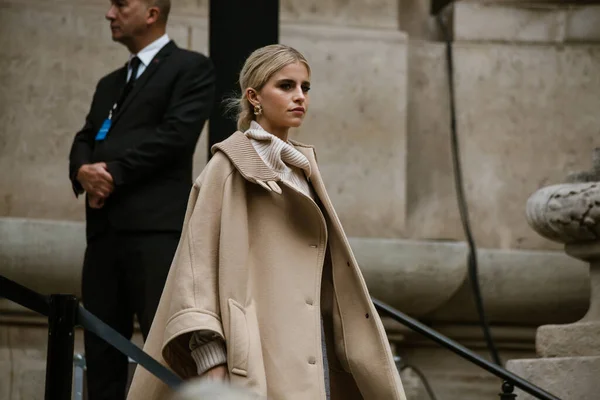 PARIS, FRANCE - 26 EYLÜL 2019: Caroline Daur Paris Moda Haftası / Yaz 2020 'de CHLOE defilesinden önce.
