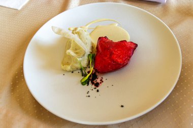 Patates ve peynirli tavuk bifteği. 