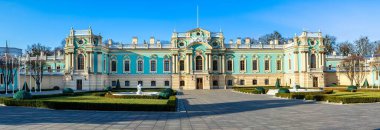 KYIV, UKRAINE - 12 Ocak 2020 'de Ukrayna' nın Ukrayna 'nın başkenti Kyiv' de düzenlenen resmi tören başkanı Mariyinsky Sarayı 'nın ön görünümü. 