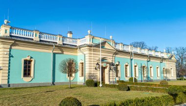KYIV, UKRAINE - 12 Ocak 2020 'de Ukrayna' nın Ukrayna 'nın başkenti Kyiv' de düzenlenen resmi tören başkanı Mariyinsky Sarayı 'nın ön görünümü. 