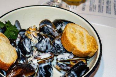 Peynirli souse ve kızarmış ekmek ile haşlanmış midye.