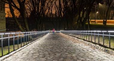 Arka planda çocuklar olan aydınlık gece yolu.