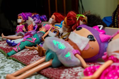 KYIV, UKRAINE - 16 Mart 2020 'de Ukrayna' nın başkenti Kyiv 'de Coronavirus karantinasında görev yapan çocukların maske takmasını bekleyen oyuncak bebekler. Covid-19 salgını.