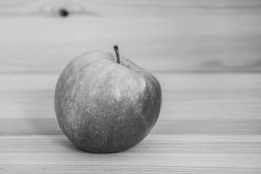 Tahta masada taze elma.