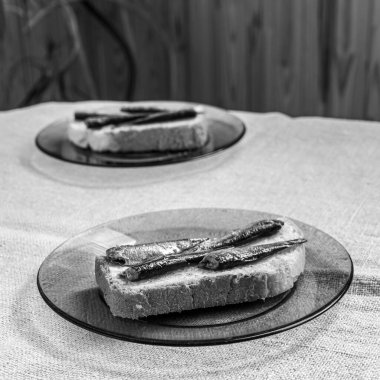 Tereyağlı ekmek üzerine tütsülenmiş lahanalar. Ev yapımı aperatif. Siyah ve beyaz