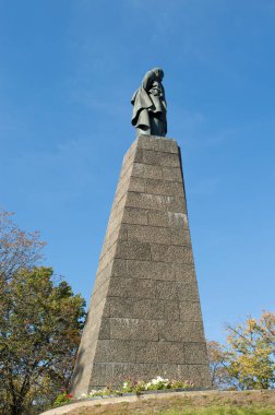 KANIV, UKRAINE - 14 Ekim 2018 Taras Hill 'deki Taras Shevchenko anıtı veya Kaniv, Ukrayna' daki Chernecha Hora. 
