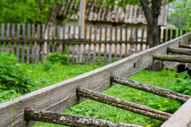 Bahar bahçesinde kırık ahşap merdiven