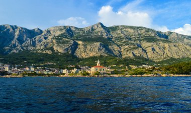 MAKARSKA, CROATIA - 17 Haziran 2019 'da Hırvatistan' ın Makarska kentindeki Makarska Riviera plajındaki Deniz Feneri.
