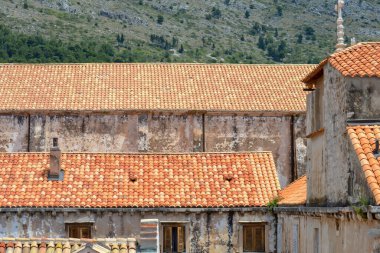 DUBROVNIK, CROATIA - 18 Haziran 2019 'da Dubrovnik kasabasının kırmızı çatıları. Game of Thrones 'un bazı bölümleri burada çekildi..