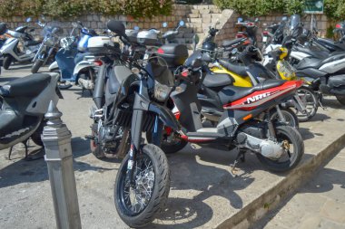 DUBROVNIK, CROATIA - 18 Haziran 2019 'da Scooter' ın eski Dubrovnik kasabası yakınındaki otoparkı.