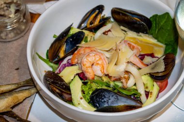 Sebzeli salata ve deniz ürünleri. 