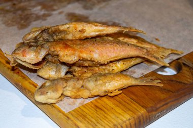 Tahtada kızarmış küçük balık.