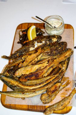 Tahtada kızarmış küçük balık.