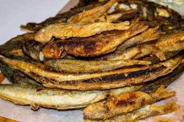 Tahtada kızarmış küçük balık.