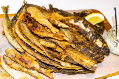 Tahtada kızarmış küçük balık.