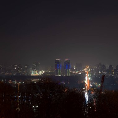 Ukrayna, Kyiv 'deki Dinyeper Nehri' nin sağ kıyısından Metro Köprüsü 'nün gece görüşü