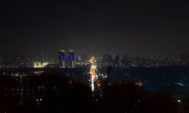 Ukrayna, Kyiv 'deki Dinyeper Nehri' nin sağ kıyısından Metro Köprüsü 'nün gece görüşü
