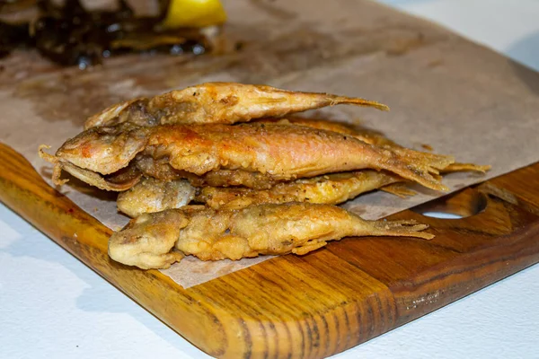 Pesce Fritto Tavola Legno — Foto Stock