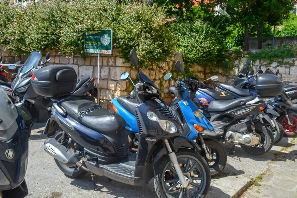 ジュブロヴィニク クロアチア 6月18 6月の旧市街ドゥブロヴニク近くのスクーターの駐車場18 2019 — ストック写真