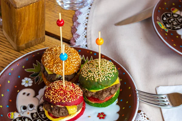 Coloridas Mini Hamburguesas Plato Cerámica — Foto de Stock