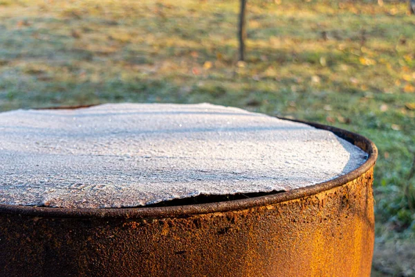 花园里被霜冻覆盖的铁锈桶 — 图库照片