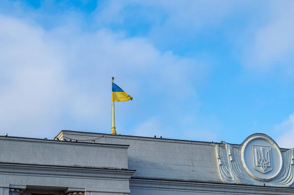 KYIV, UKRAINE - 12 Ocak 2020 'de Ukrayna' nın başkenti Kyiv 'deki Mariinsky Park' taki Hruşevsky Caddesi 'ndeki Verkhovna Rada binasının (parlamento binasının) tepesindeki bayrak. 