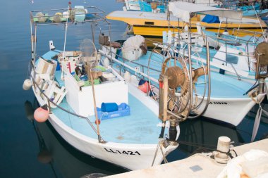 PERNERA, CYPRUS - 16 Haziran 2018 'de Kıbrıs Rum Kesimi' nin Pernera kentindeki Louma Sahili yakınlarındaki rıhtımda gece yürüyüşü. 