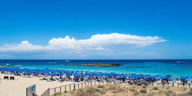 PROTARAS, CYPRUS - 18 Haziran 2018 'de Kıbrıs Rum Kesimi' nin Protaras kentinde güneşli bir günde kumsalda deniz manzarası.