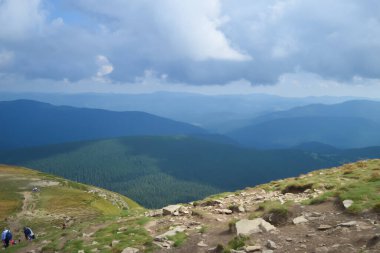 Ukrayna 'nın en yüksek Karpat dağı Hoverla' ya giden yol, 20 Ağustos 2018 'de Ukrayna' nın Karpat Dağları 'nda bulutlu bir yaz günü..