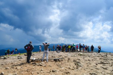 Ukrayna 'nın en yüksek Karpat dağı Hoverla' ya giden yol, 20 Ağustos 2018 'de Ukrayna' nın Karpat Dağları 'nda bulutlu bir yaz günü..