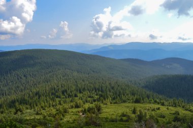 Hoverla 'dan panoramik manzara, Karpatya dağları, Ukrayna. Yatay açık hava çekimi