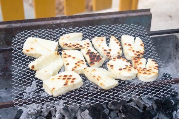 Metal kabartma kağıdında kavurmalı peynirli halloumi.