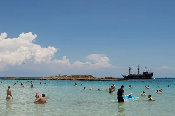 Protaras Kypr Června Pirátská Loď Plující Blízkosti Pláže Protarasu Kypr — Stock fotografie