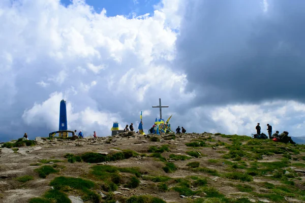 カルパティア山脈 ウクライナ 8月20日 8月20日にウクライナのカルパティア山脈で曇りの夏の日に 最高のウクライナのカルパティア山 Hoverlaへの道 — ストック写真