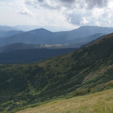 Hoverla 'dan panoramik manzara, Karpatya dağları, Ukrayna. Yatay açık hava çekimi