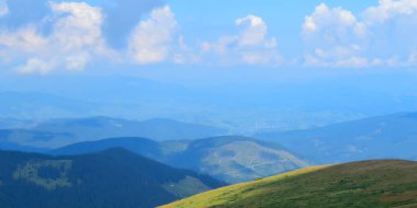 Hoverla 'dan panoramik manzara, Karpatya dağları, Ukrayna. Yatay açık hava çekimi