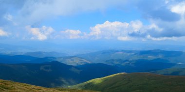 Hoverla 'dan panoramik manzara, Karpatya dağları, Ukrayna. Yatay açık hava çekimi