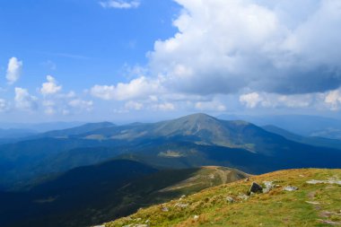 Hoverla 'dan panoramik manzara, Karpatya dağları, Ukrayna. Yatay açık hava çekimi