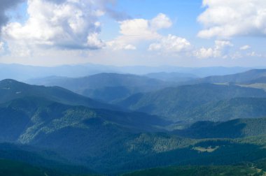 Hoverla 'dan panoramik manzara, Karpatya dağları, Ukrayna. Yatay açık hava çekimi