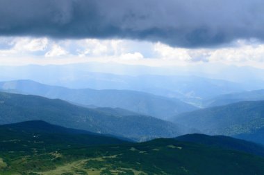 Ukrayna, Karpatya, Hoverla 'dan gelen fırtına bulutlarının panoramik görüntüsü. Yatay açık hava çekimi