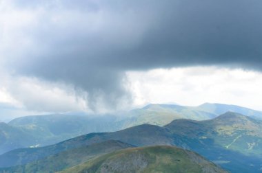 Ukrayna, Karpatya, Hoverla 'dan gelen fırtına bulutlarının panoramik görüntüsü. Yatay açık hava çekimi