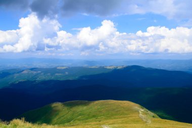 Hoverla 'dan panoramik manzara, Karpatya dağları, Ukrayna. Yatay açık hava çekimi